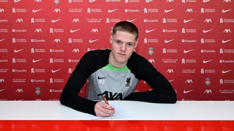 官方：17岁中后卫卡特-平宁顿与利物浦签订第一份职业合同